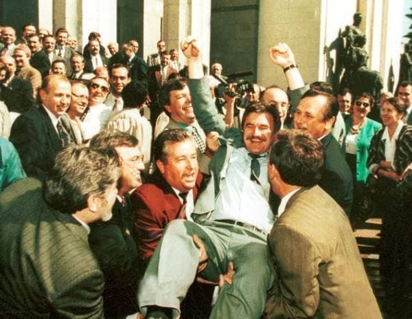 Смотрите, как принимали Конституцию Украины 25 лет тому назад: исторические фото